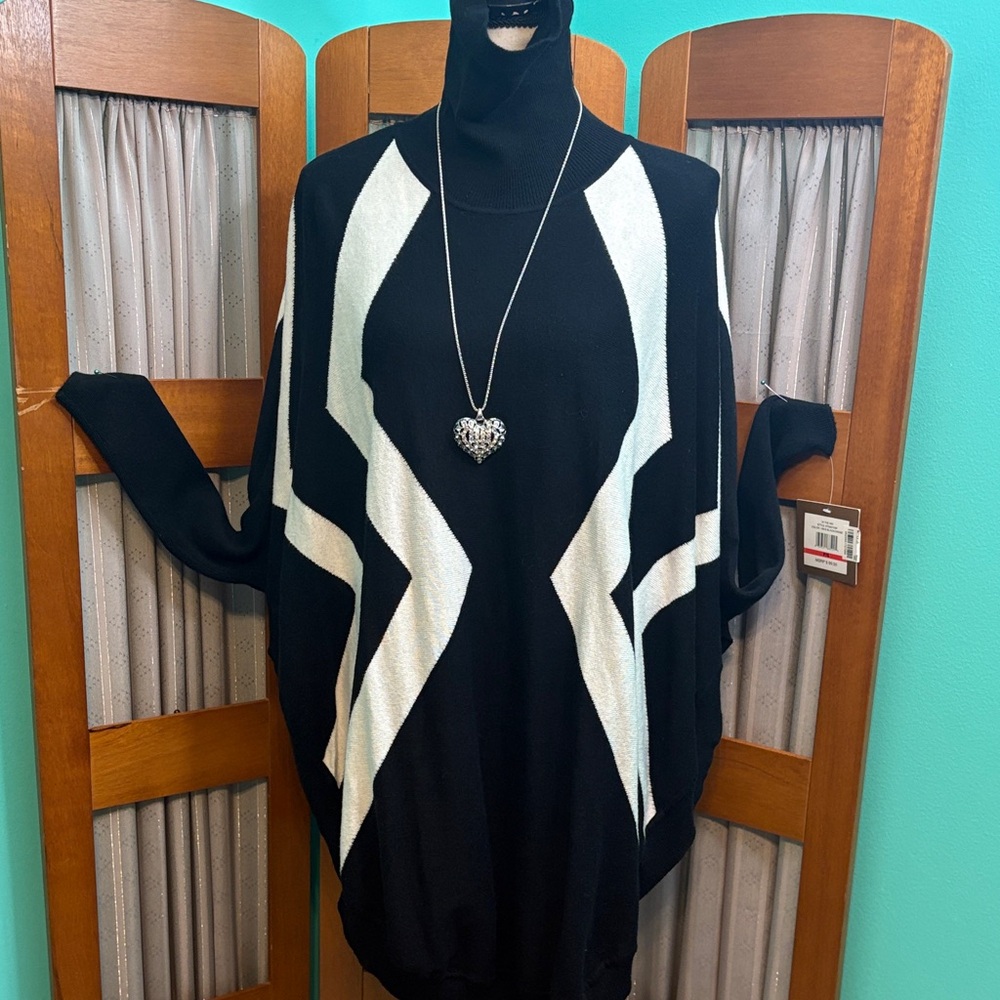 Ellen Tracy Black and White Zigzag Turtleneck sleeved Poncho